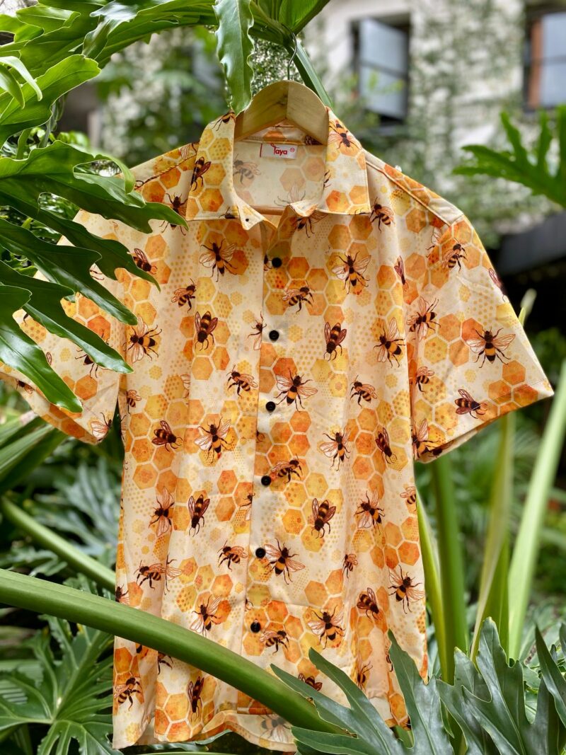 Camisa con Estampa de Abejas