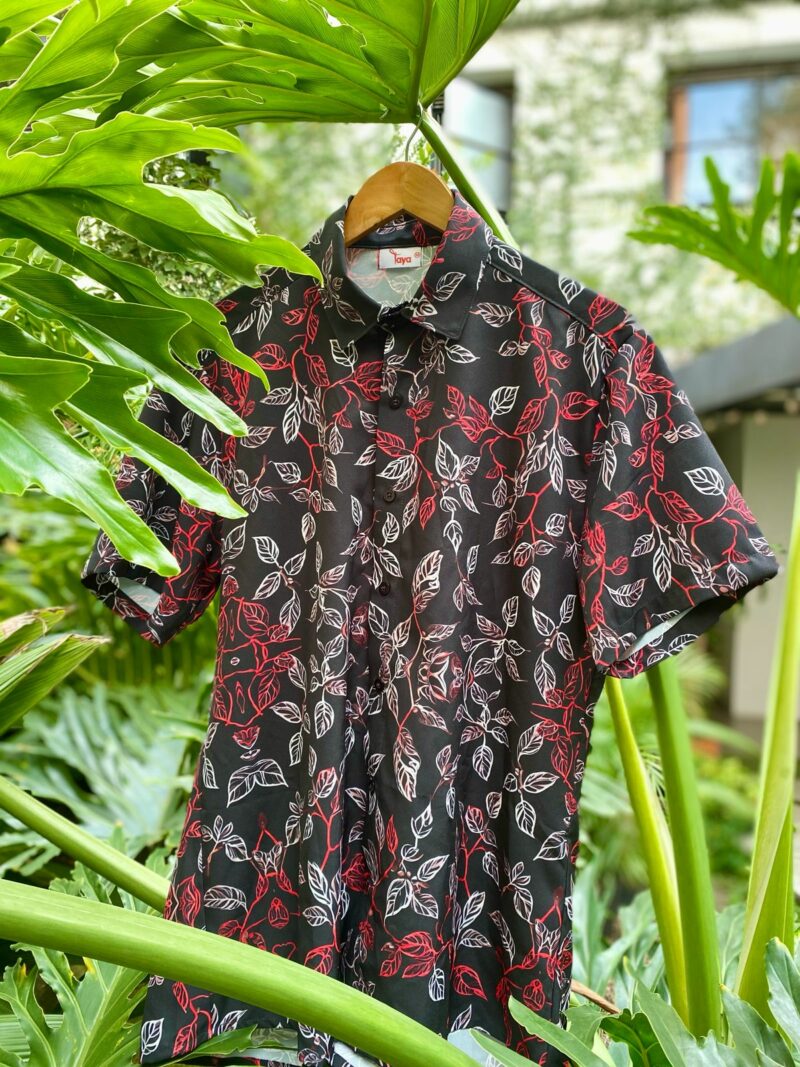 Camisa con Estampa de Hojas Rojas y Blancas